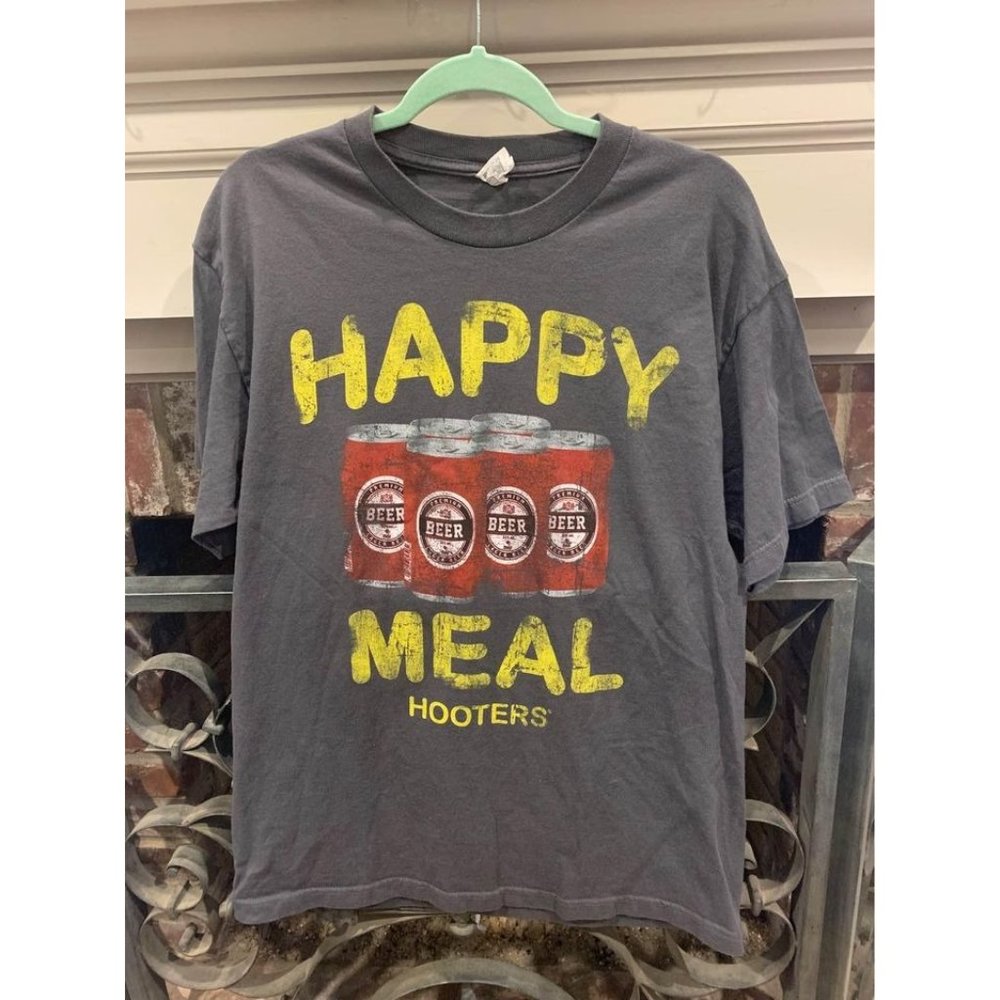 Hooters beer happy meal shirt, size men’s large (bin V)
